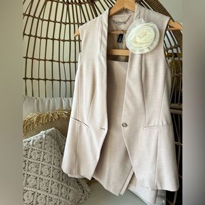 White House Black Market Suit Set. Size 2 ( feels like 6-8)